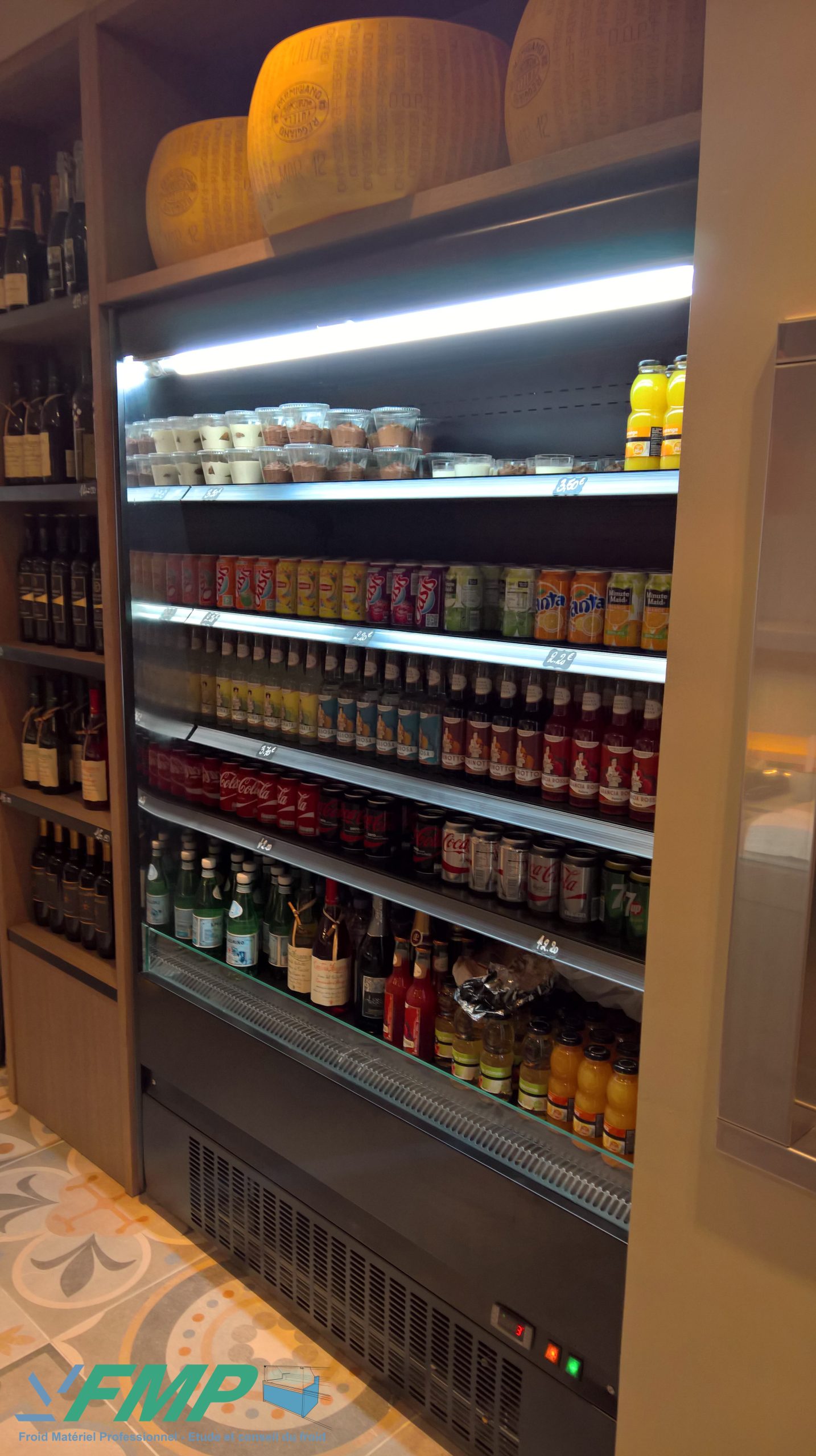 Vitrine murale froide pour produit snacking restauration nomade