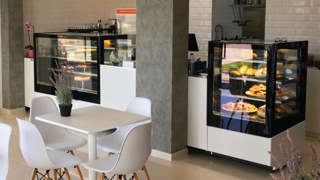 Réalisation vitrine boulangerie modèle chopin blanche avec tours.