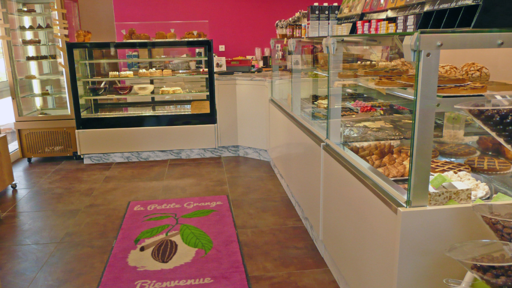 Réalisation vitrine boulangerie blanche linéaire du modèle chopin pour la boulangerie La Petite Grange