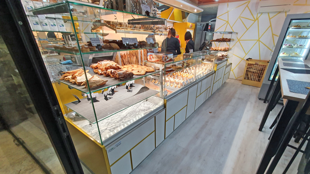Réalisation vitrine boulangerie modèle modular tetris aux détails dorés.