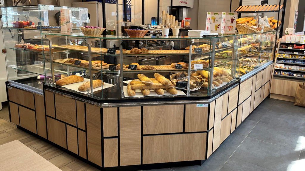 Réalisation vitrine boulangerie linéaire à étages modèle modular tetris en bois.