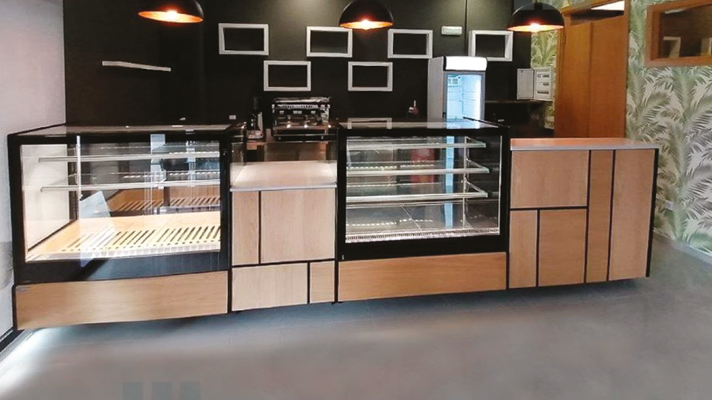 Réalisation vitrine boulangerie modèle modular tetris en bois et vitrines à étages