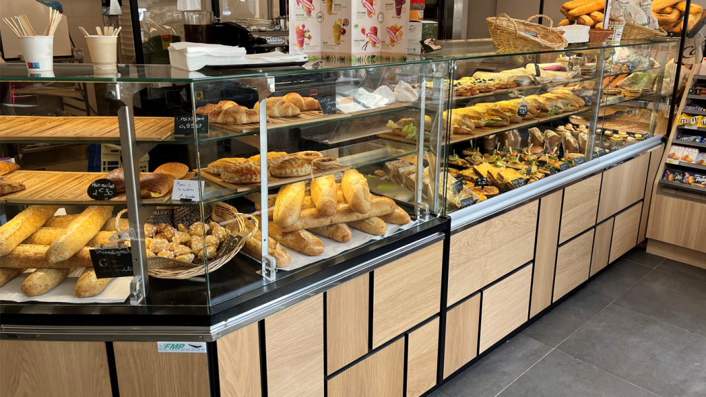 Réalisation vitrine boulangerie linéaire à étages modèle modular tetris en bois.