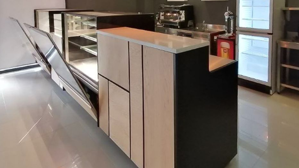 Réalisation vitrine boulangerie modèle modular tetris en bois montrant l'ouverture des vitrines