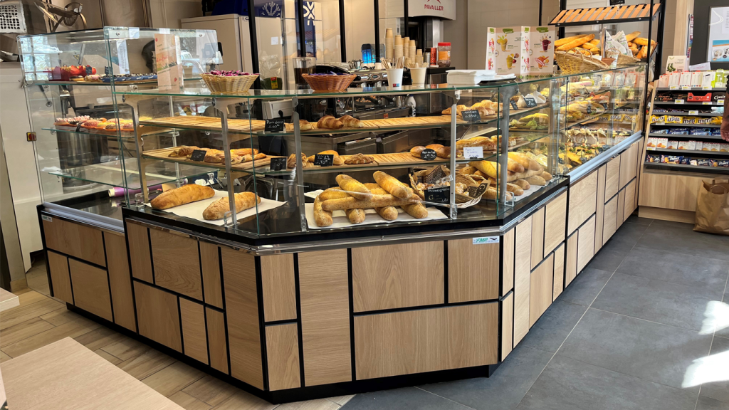 Réalisation Vitrine boulangerie Bellini en bois.